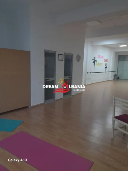 Tirane, jepet me qera dyqan , 110 m² 600 € (ne Yzberisht)