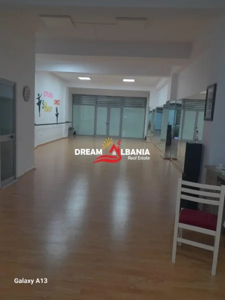 Tirane, jepet me qera dyqan , 110 m² 600 € (ne Yzberisht)