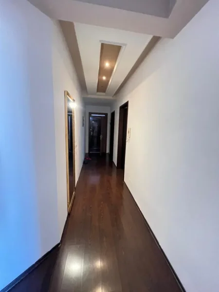 Tirane, jepet me qera apartament 2+1+Ballkon Kati 5, 112 m² 650 € (Bill Klinton)