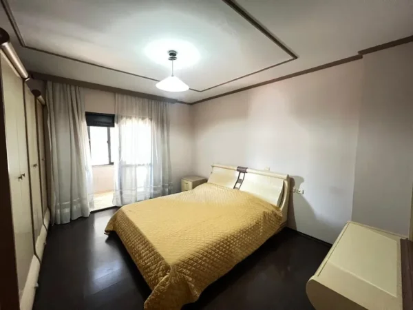 Tirane, jepet me qera apartament 2+1+Ballkon Kati 5, 112 m² 650 € (Bill Klinton)