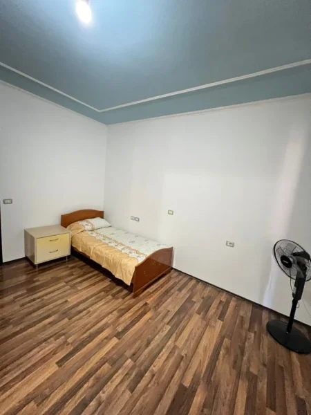 Tirane, jepet me qera apartament 2+1+Ballkon Kati 5, 112 m² 650 € (Bill Klinton)