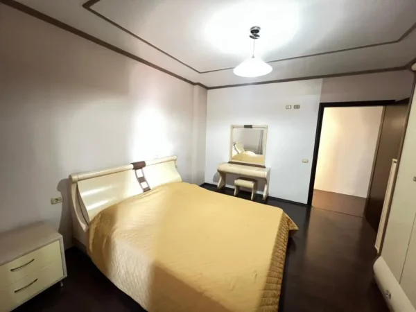 Tirane, jepet me qera apartament 2+1+Ballkon Kati 5, 112 m² 650 € (Bill Klinton)