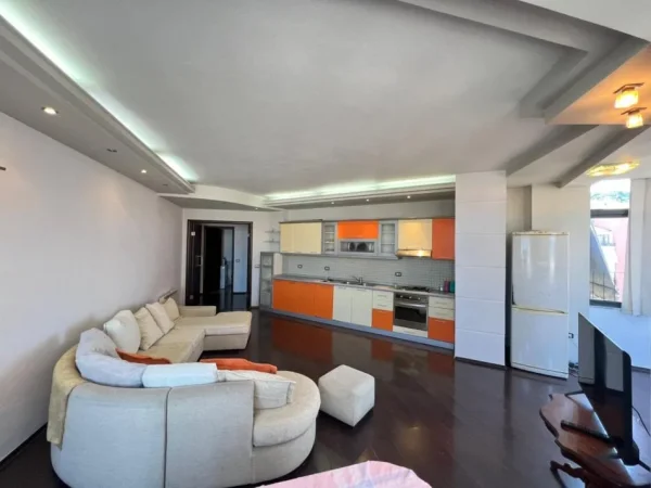 Tirane, jepet me qera apartament 2+1+Ballkon Kati 5, 112 m² 650 € (Bill Klinton)