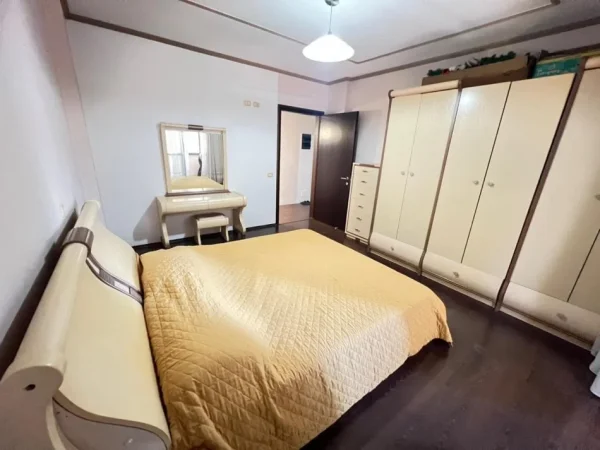 Tirane, jepet me qera apartament 2+1+Ballkon Kati 5, 112 m² 650 € (Bill Klinton)