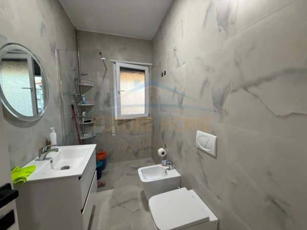 Tirane, jepet me qera apartament 2+1+Ballkon Kati 2, 96 m² 1.000 € (SHKOLLA E KUQE)