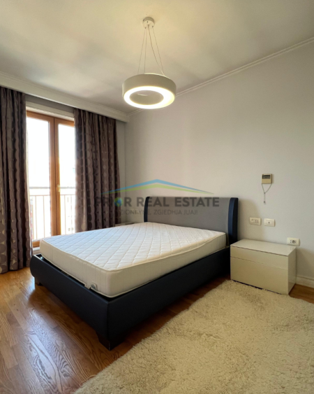 Tirane, jepet me qera apartament 2+1+Ballkon Kati 7, 123 m² 160.000ALL/muaj  (Blloku)
