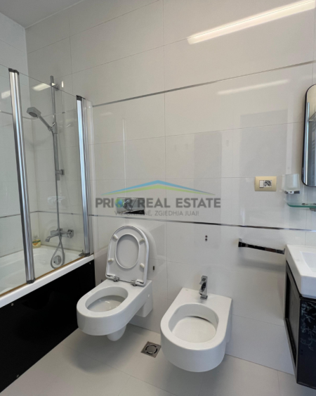Tirane, jepet me qera apartament 2+1+Ballkon Kati 7, 123 m² 160.000ALL/muaj  (Blloku)