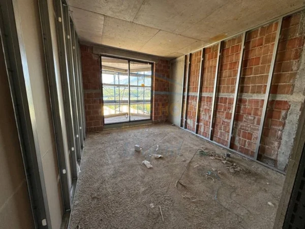 Tirane, shitet apartament 1+1+Ballkon Kati 4, 94 m² 249.000 € (Liqeni i Thatë)