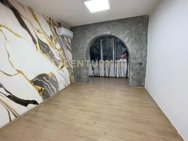Tirane, jepet me qera ambjent biznesi Kati 1, 61 m² 600 € (Square 21)