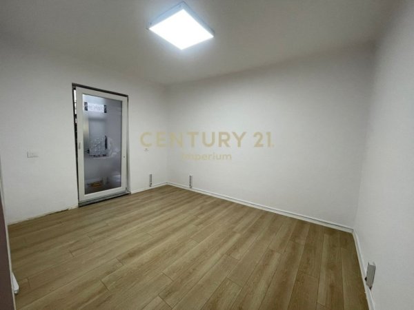 Tirane, jepet me qera ambjent biznesi Kati 1, 61 m² 600 € (Square 21)