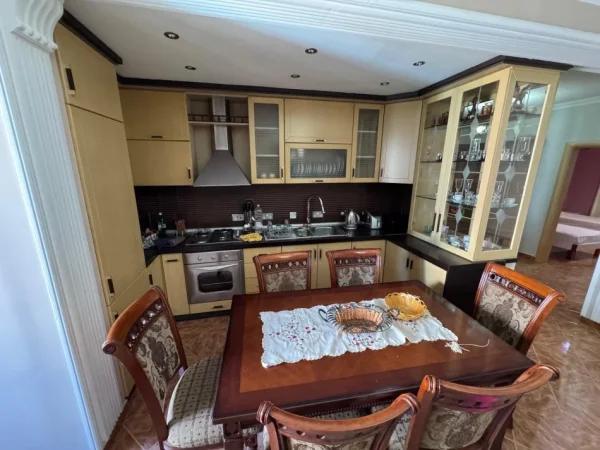 Tirane, jepet me qera apartament 2+1 Kati 9, 121 m² 600 € (Mbrapa Square 21)