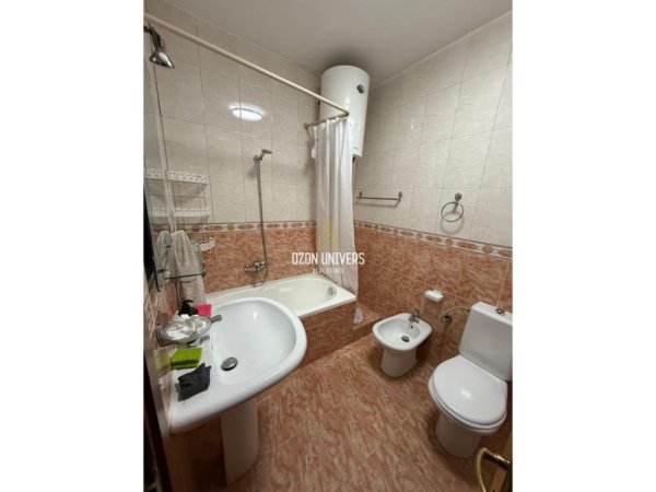Tirane, jepet me qera apartament 1+1 Kati 3, 65 m² 600 € (Komuna e Parisit!)