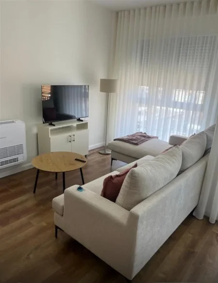 Tirane, jepet me qera apartament 1+1 Kati 6, 65 m² 650 € (Shkolla e Kuqe)