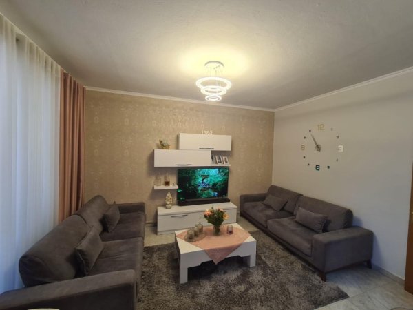 Tirane, jepet me qera apartament 1+1+Ballkon Kati 5, 65 m² 550 € (Rruga Kongresi Manastirit, tek Shkolles CAJUPI)