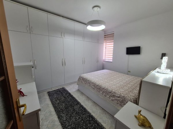 Tirane, jepet me qera apartament 1+1+Ballkon Kati 5, 65 m² 550 € (Rruga Kongresi Manastirit, tek Shkolles CAJUPI)