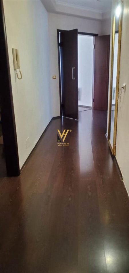 Tirane, jepet me qera apartament 2+1+Ballkon Kati 5, 110 m² 650 € (KOMUNA E PARISIT)