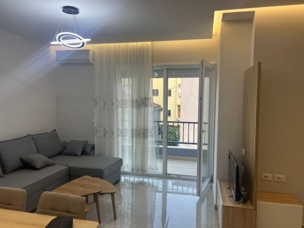 Tirane, jepet me qera apartament 1+1 Kati 2, 67 m² 550 € (Rruga 5 maji)