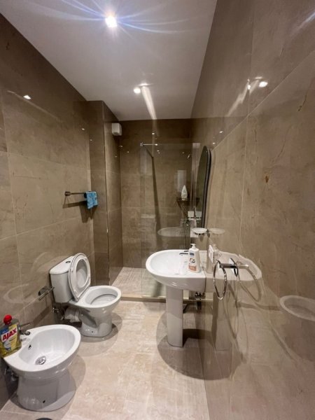 Tirane, jepet me qera apartament 1+1 Kati 2, 67 m² 550 € (Rruga 5 maji)