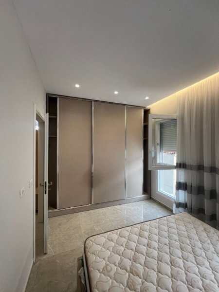 Tirane, jepet me qera apartament 1+1 Kati 2, 67 m² 550 € (Rruga 5 maji)