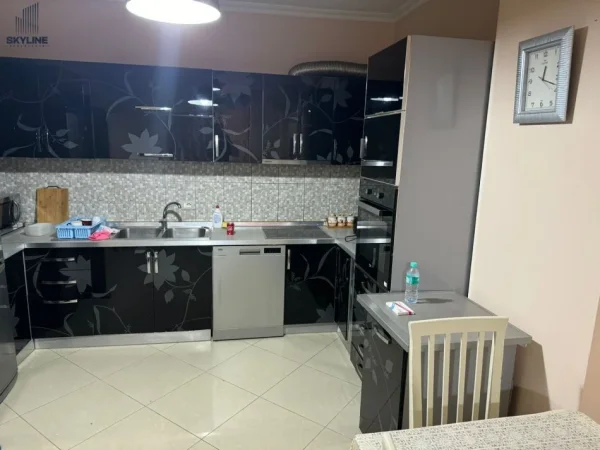 Tirane, jepet me qera apartament 2+1 Kati 7, 110 m² 500 € (Astir)