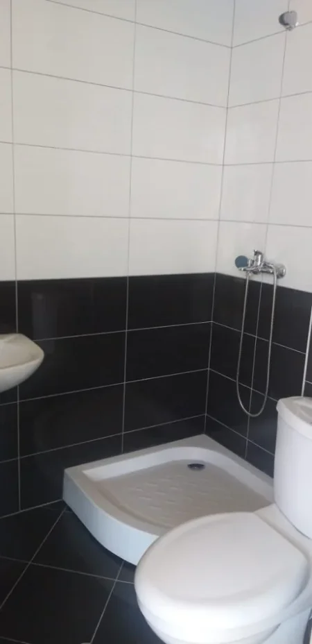 Tirane, jepet me qera apartament 2+1+Ballkon Kati 5, 100 m² 400 € (Astir)