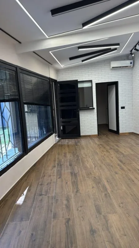 Tirane, jap me qera ambjent biznesi Kati 0, 60 m² 700 € 