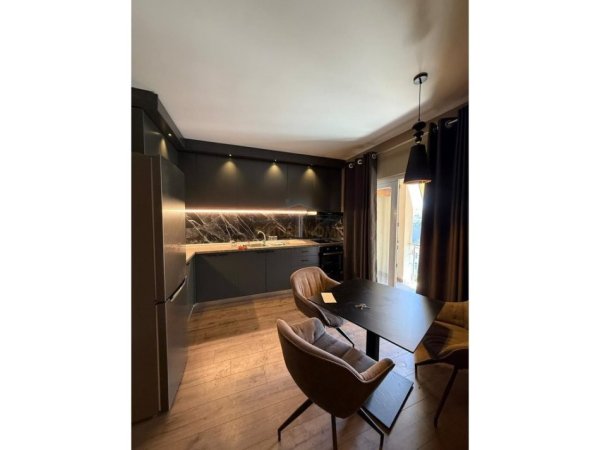 Tirane, jepet me qera apartament 2+1+Ballkon Kati 6, 700 €