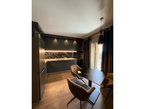 Tirane, jepet me qera apartament 2+1+Ballkon Kati 6, 700 €