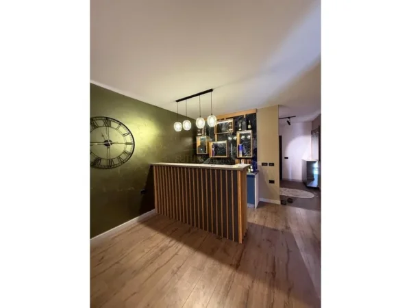 Tirane, jepet me qera apartament 2+1+Ballkon Kati 6, 700 €