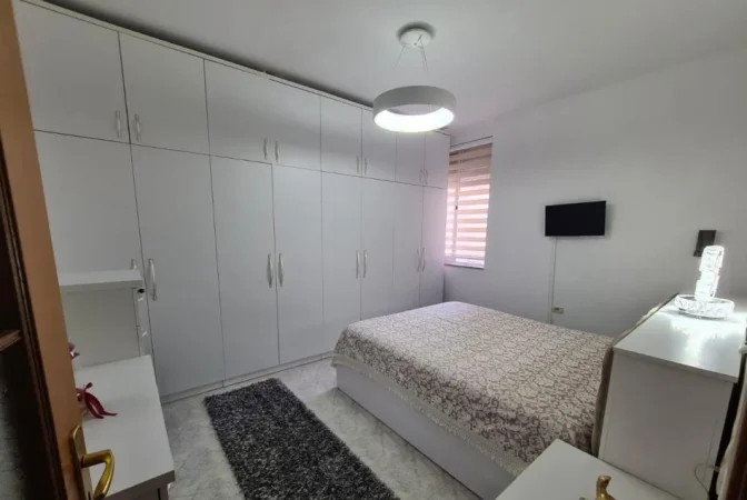 Tirane, jepet me qera apartament 1+1 Kati 5, 70 m² 550 € (Xhamllik)