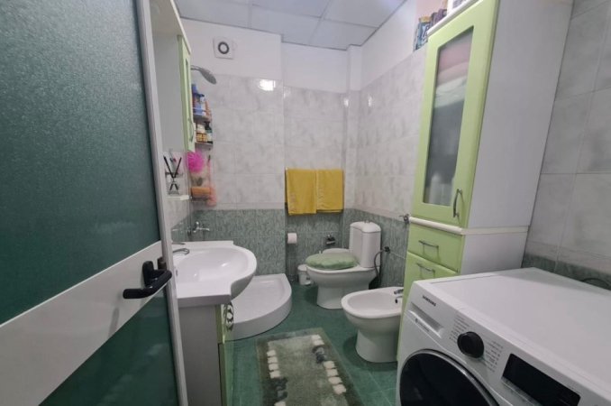 Tirane, jepet me qera apartament 1+1 Kati 5, 70 m² 550 € (Xhamllik)