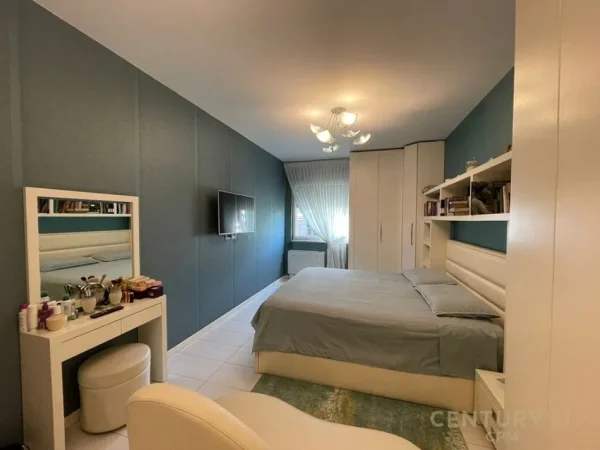 Tirane, jepet me qera apartament 2+1 Kati 8, 122 m² 1.800 € (Libri Universitar)