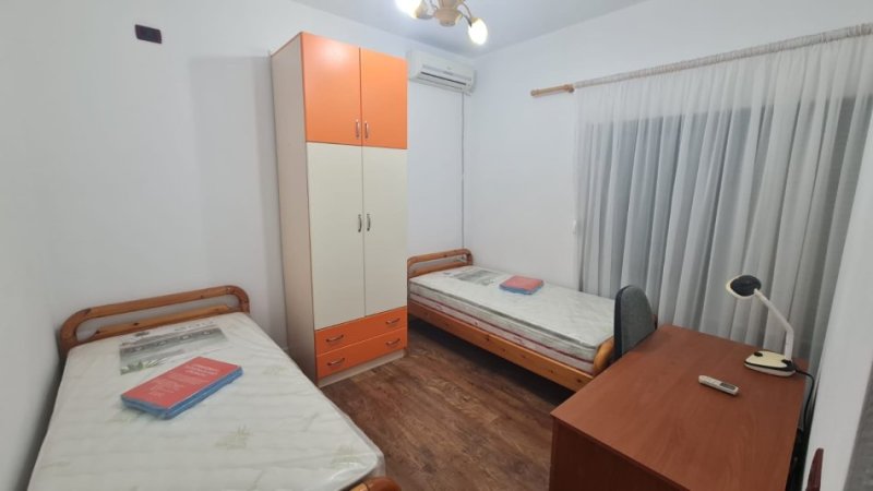 Tirane, jepet me qera shtepi 2+1 Kati 2, 80 m² 700 € (Mine Peza prane Komisariatit)