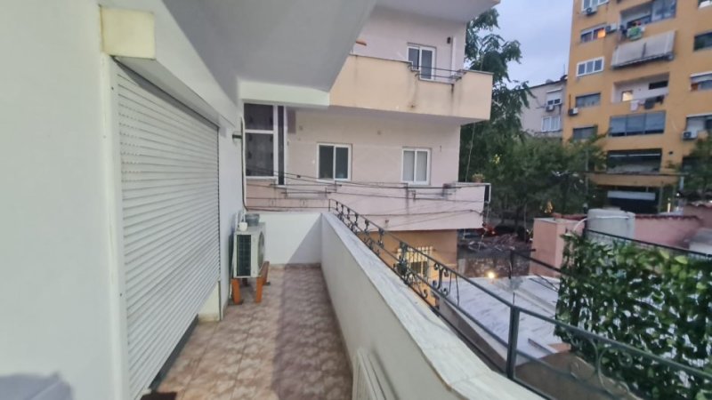 Tirane, jepet me qera shtepi 2+1 Kati 2, 80 m² 700 € (Mine Peza prane Komisariatit)