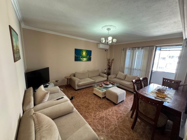 Tirane, jepet me qera apartament 2+1 Kati 9, 600 €
