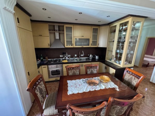 Tirane, jepet me qera apartament 2+1 Kati 9, 600 €