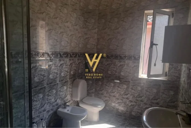 Tirane, jepet me qera apartament 2+1+Ballkon Kati 3, 130 m² 600 € (KOMUNA E PARISIT)