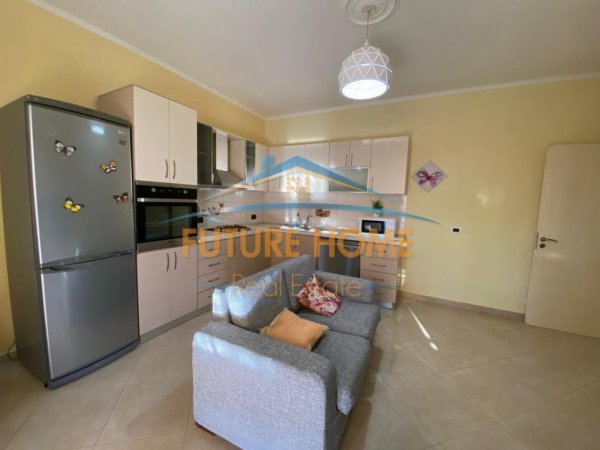 Tirane, jepet me qera apartament 2+1 Kati 8, 95 m² 500 € (Unaza e Re, prane Viles L.)