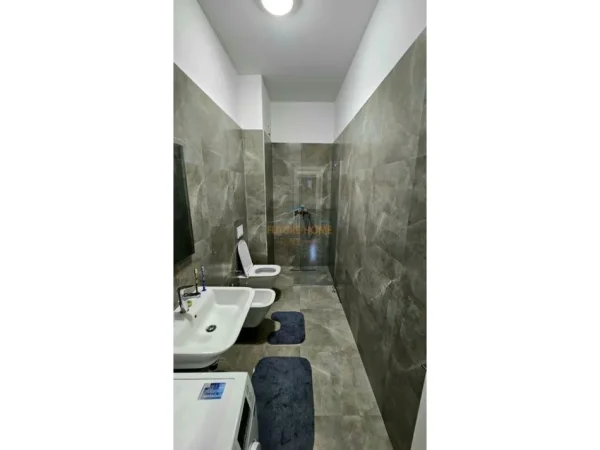 Tirane, jepet me qera apartament 1+1 Kati 3, 58 m² 700 € (prane Square 21.)