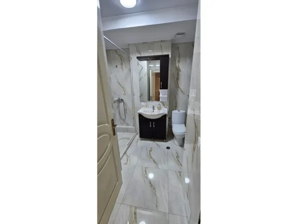 Tirane, jepet me qera apartament 2+1+Ballkon Kati 5, 120 m² 750 € (Kopshti botanik)