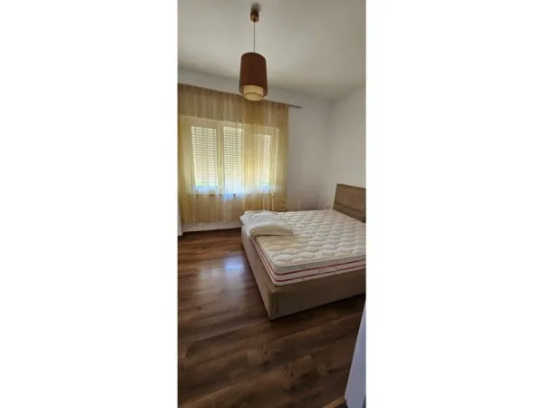 Tirane, jepet me qera apartament 2+1+Ballkon Kati 5, 120 m² 750 € (Kopshti botanik)