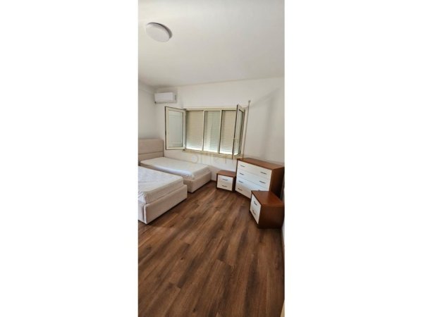 Tirane, jepet me qera apartament 2+1+Ballkon Kati 5, 120 m² 750 € (Kopshti botanik)