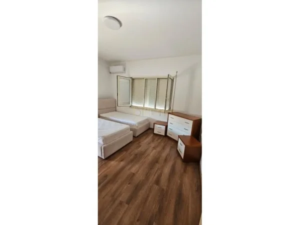 Tirane, jepet me qera apartament 2+1+Ballkon Kati 5, 120 m² 750 € (Kopshti botanik)