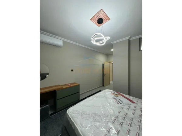 Tirane, jepet me qera apartament 1+1 Kati 4, 75 m² 450 € (prane Fizikes Berthamore.)