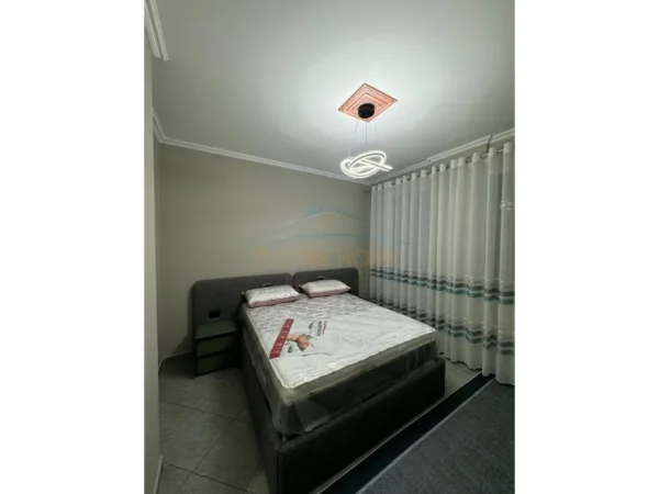 Tirane, jepet me qera apartament 1+1 Kati 4, 75 m² 450 € (prane Fizikes Berthamore.)