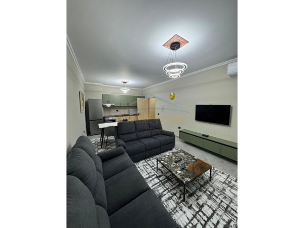 Tirane, jepet me qera apartament 1+1 Kati 4, 75 m² 450 € (prane Fizikes Berthamore.)
