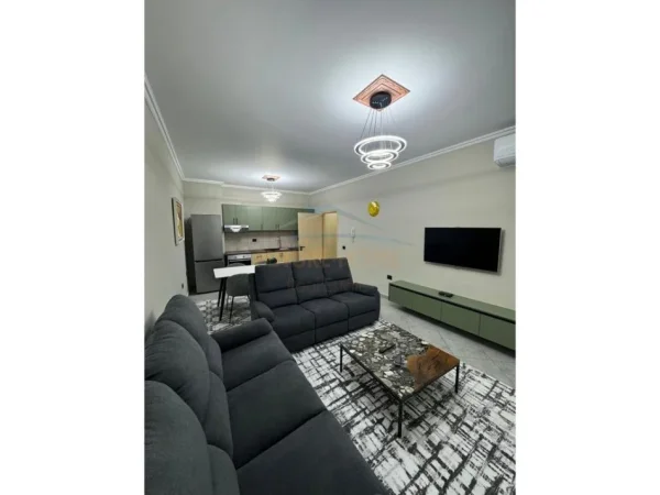 Tirane, jepet me qera apartament 1+1 Kati 4, 75 m² 450 € (prane Fizikes Berthamore.)
