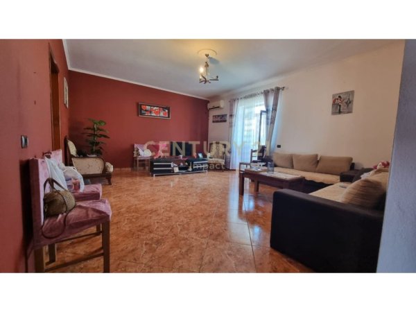 Tirane, jepet me qera apartament 3+1+Ballkon Kati 2, 210 m² 550 € (Bulevardi Ri)