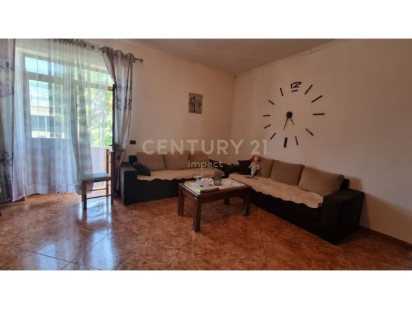 Tirane, jepet me qera apartament 3+1+Ballkon Kati 2, 210 m² 550 € (Bulevardi Ri)