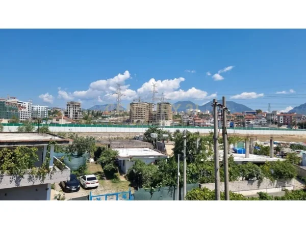 Tirane, jepet me qera apartament 3+1+Ballkon Kati 2, 210 m² 550 € (Bulevardi Ri)